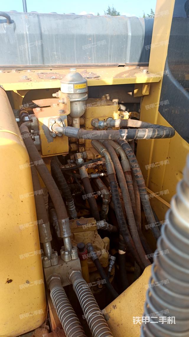 回转马达和主控阀（整机外观）