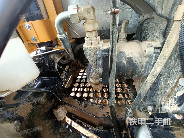 液压泵舱室正面整体（整机外观）