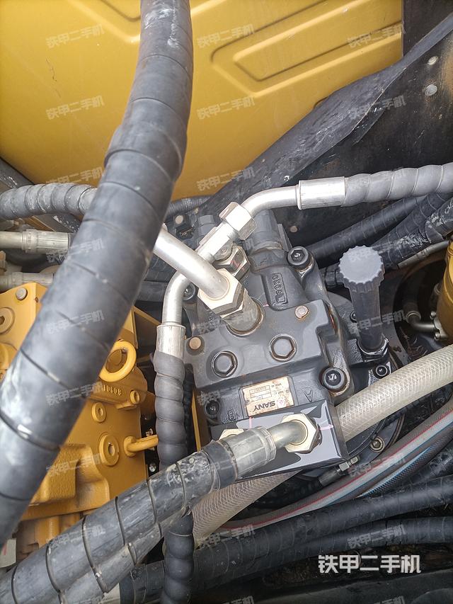 回转马达和主控阀（整机外观）