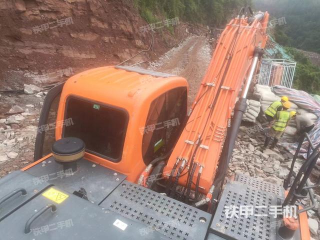 驾驶室顶部（整机外观）