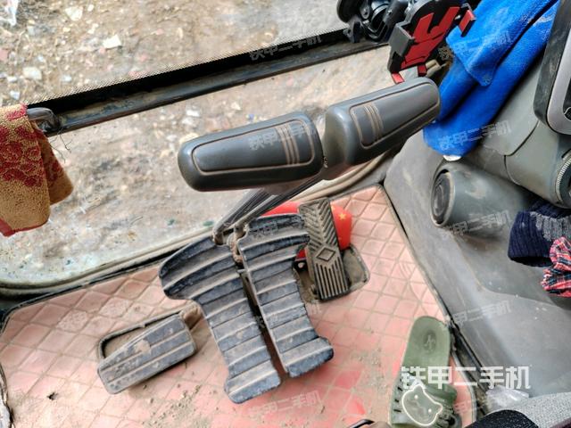 行走控制手柄和踏板 俯拍（驾驶室部分）