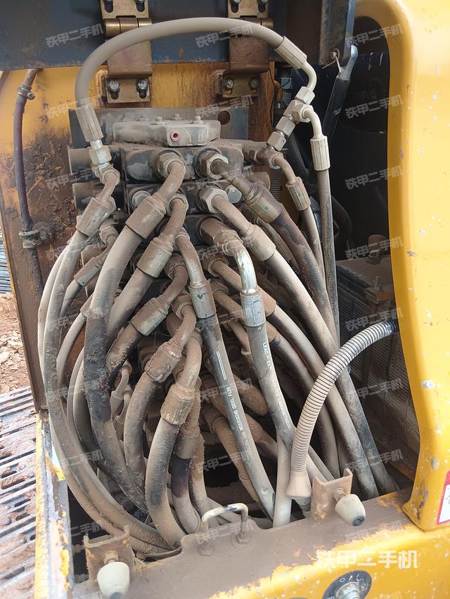 回转马达和主控阀（整机外观）