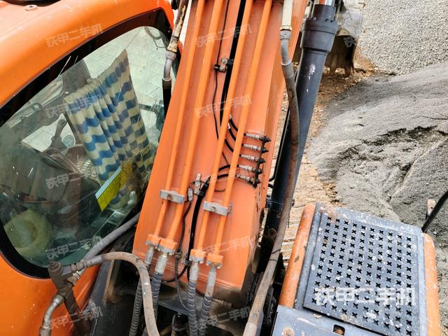 大臂背部俯视（工作和回转装置）