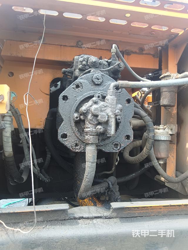 液压泵舱室正面整体（整机外观）