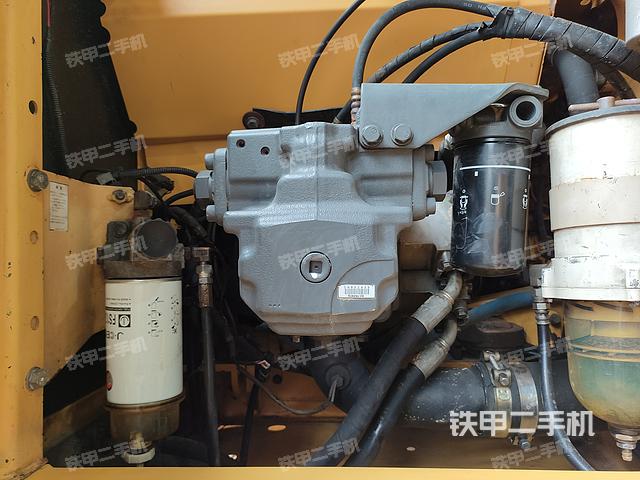 液压泵舱室正面整体（整机外观）