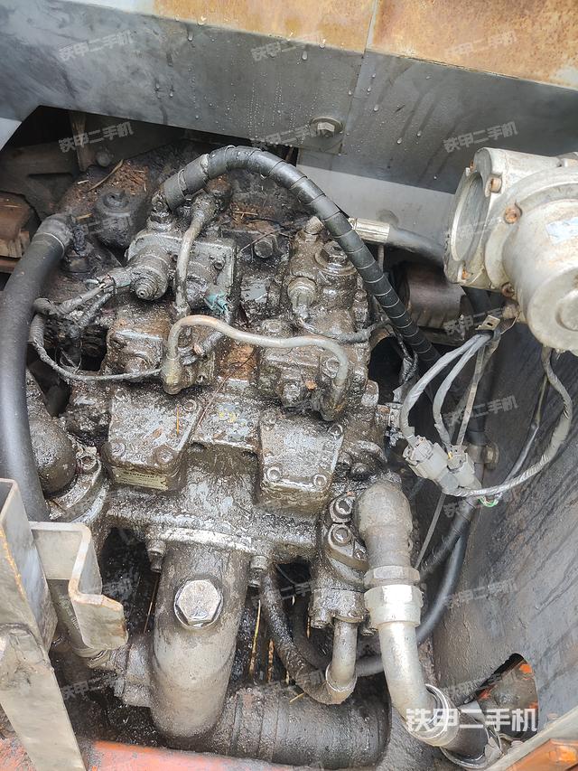 液压泵舱室正面整体（整机外观）