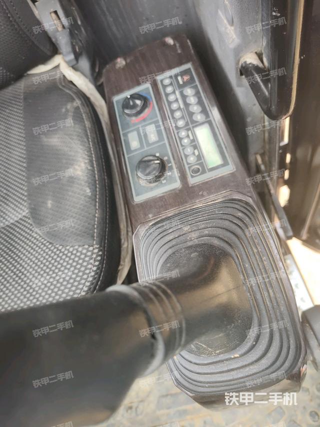 座椅左側(cè)控制臺/音響/含左手柄（駕駛室部分）