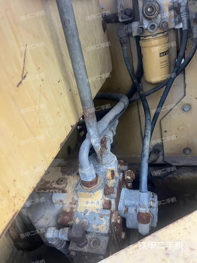 液压泵舱室正面整体（整机外观）