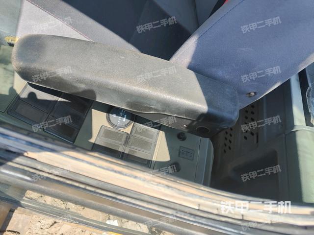 座椅左侧控制台/音响/含左手柄（驾驶室部分）