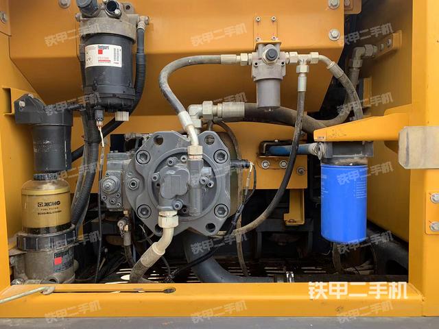 液压泵舱室正面整体（整机外观）