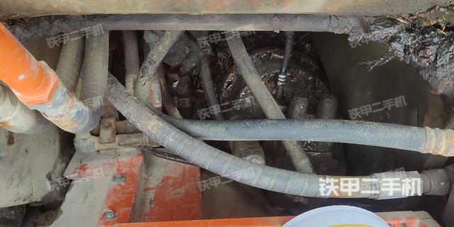 回转马达和主控阀（整机外观）