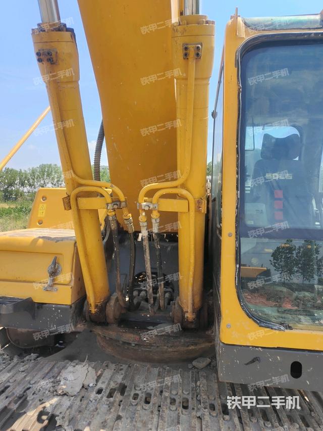 大臂油缸整体 竖拍（工作和回转装置）