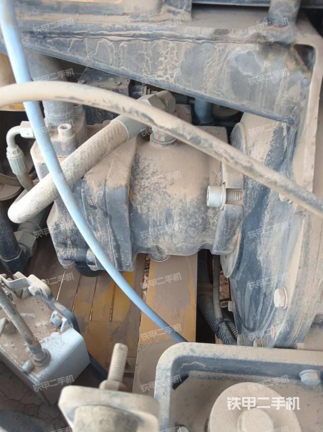 液压泵舱室正面整体（整机外观）