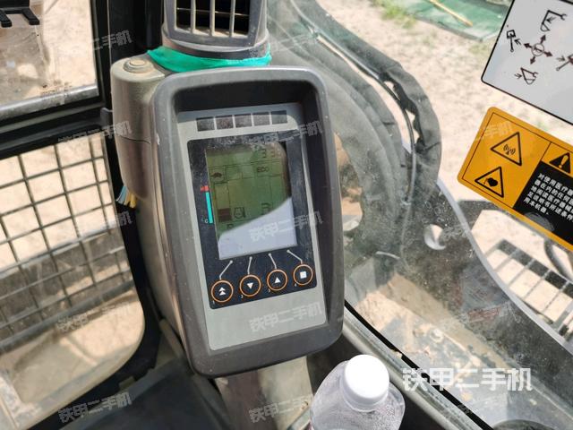 行走控制手柄和踏板?俯拍（駕駛室部分）