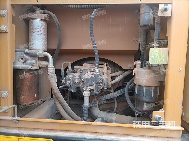 液压泵舱室正面整体（整机外观）