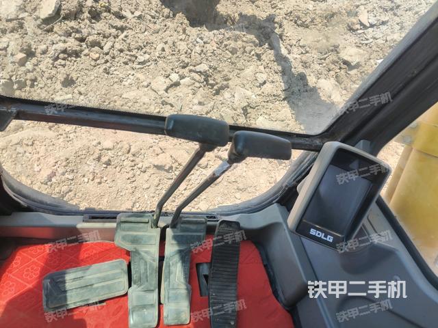 行走控制手柄和踏板 俯拍(驾驶室部分) 行走控制手柄和踏板 俯拍(驾驶室部分)