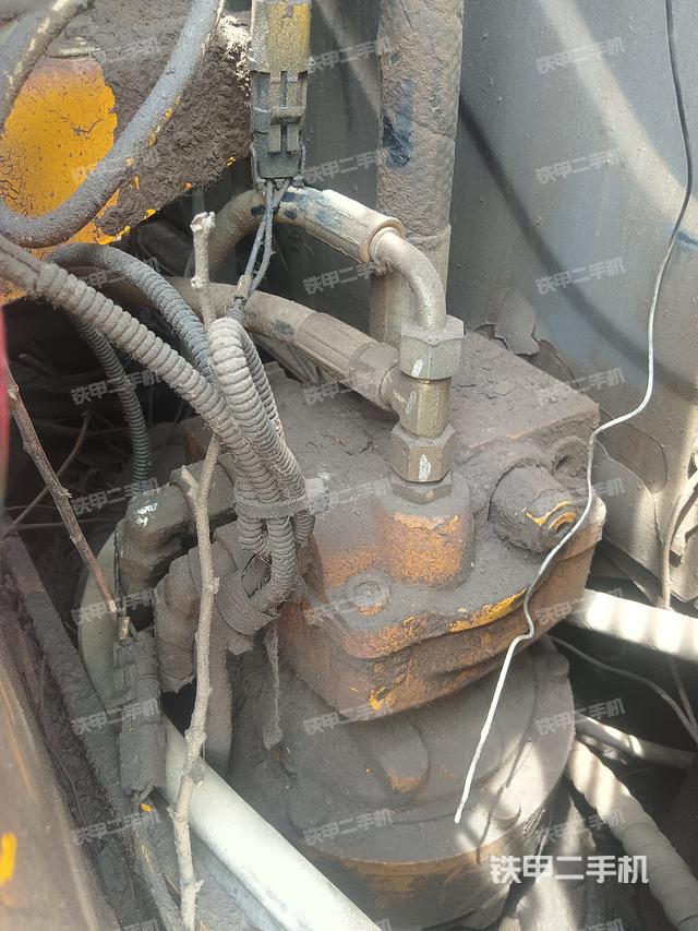 回转马达和主控阀（整机外观）