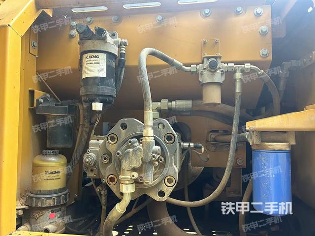 液压泵舱室正面整体（整机外观）