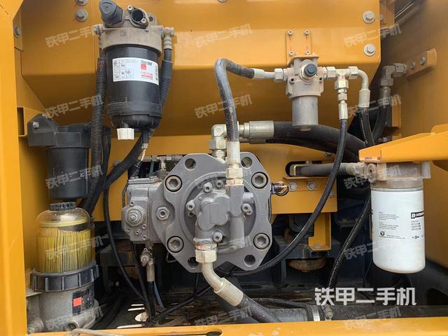 液压泵舱室正面整体（整机外观）