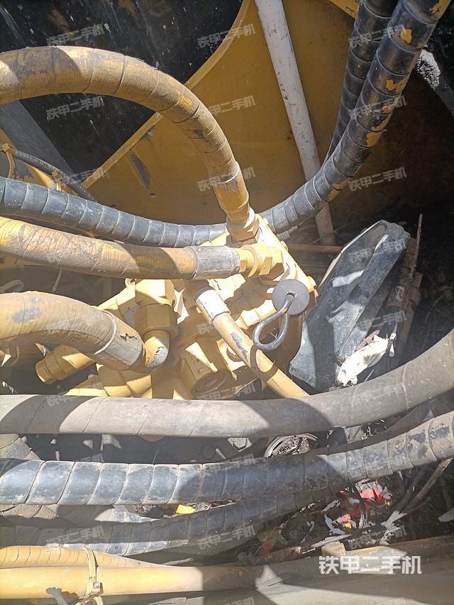 回转马达和主控阀（整机外观）