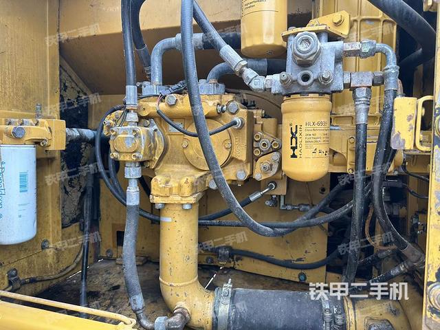 液压泵舱室正面整体（整机外观）