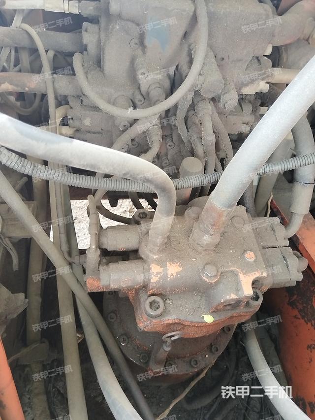 回转马达和主控阀（整机外观）