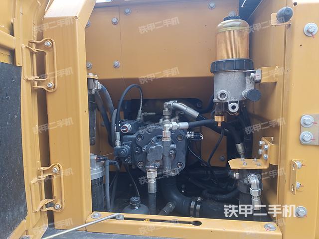 液压泵舱室正面整体（整机外观）