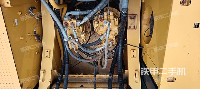 回转马达和主控阀（整机外观）