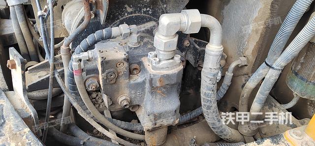 液压泵舱室正面整体（整机外观）