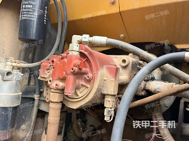 液压泵舱室正面整体（整机外观）