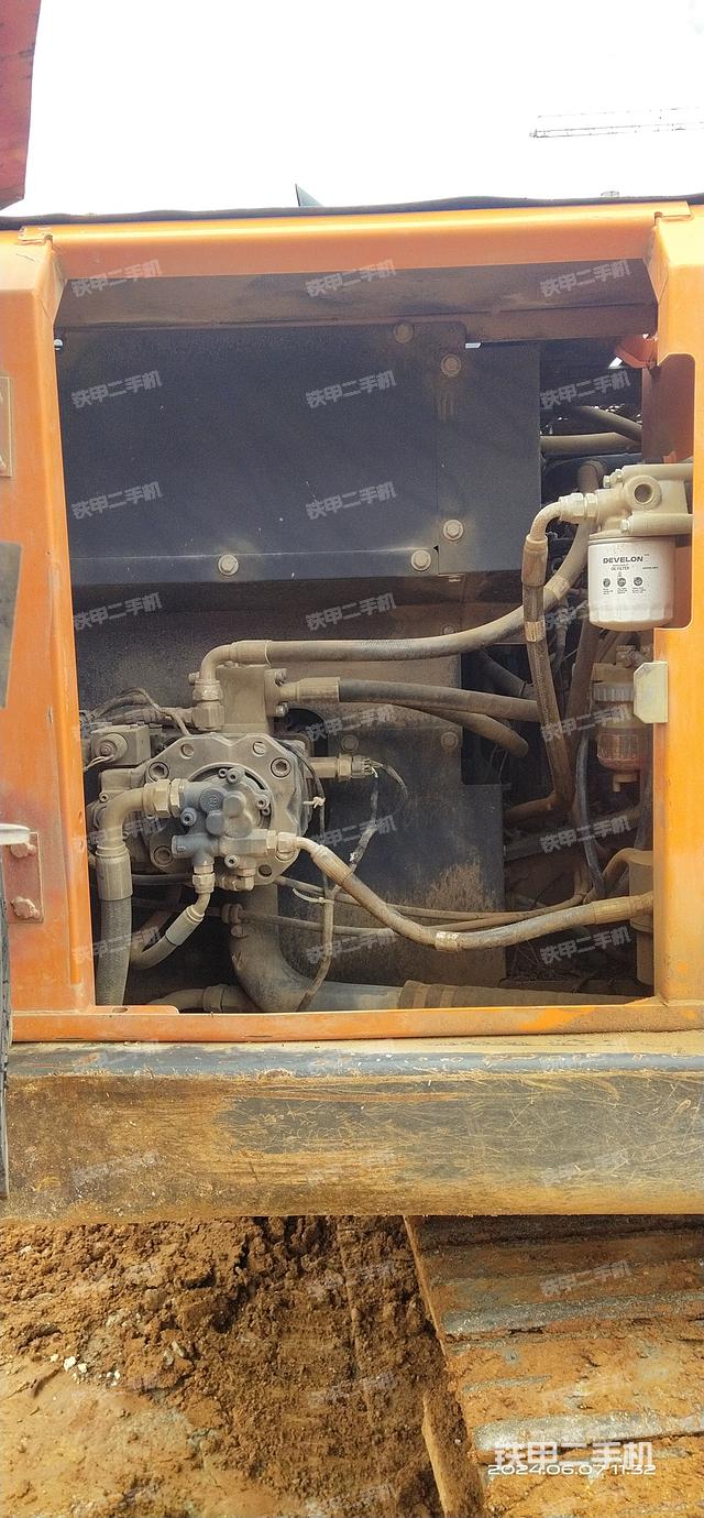 液压泵舱室正面整体（整机外观）