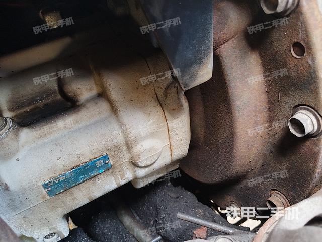 液压泵舱室正面整体（整机外观）