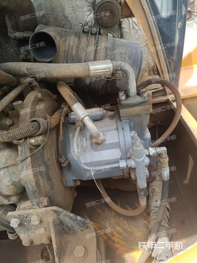 液压泵舱室正面整体（整机外观）