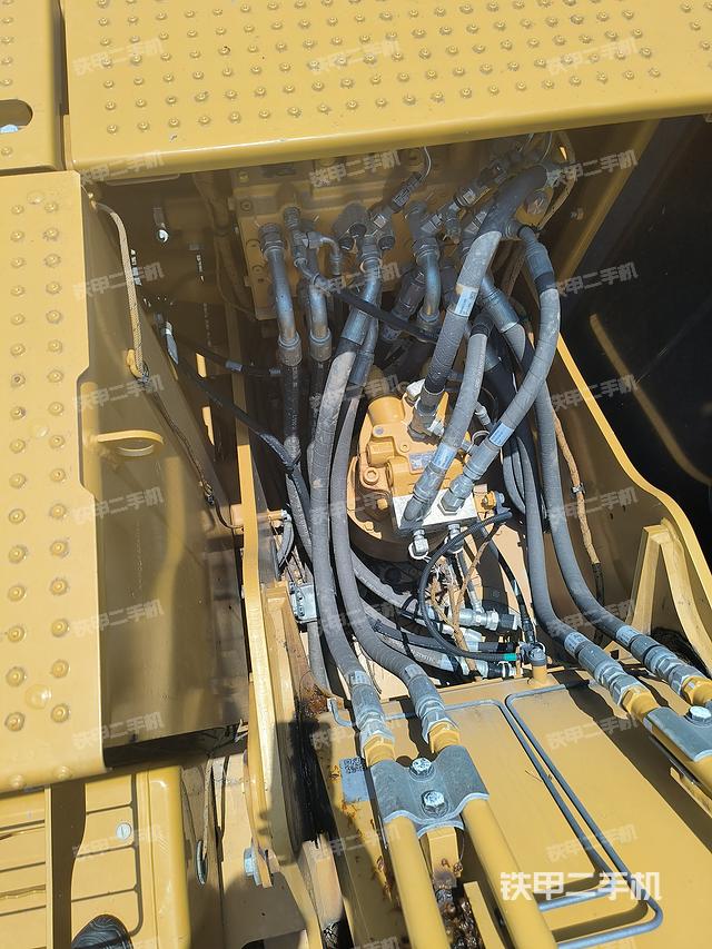 回转马达和主控阀（整机外观）