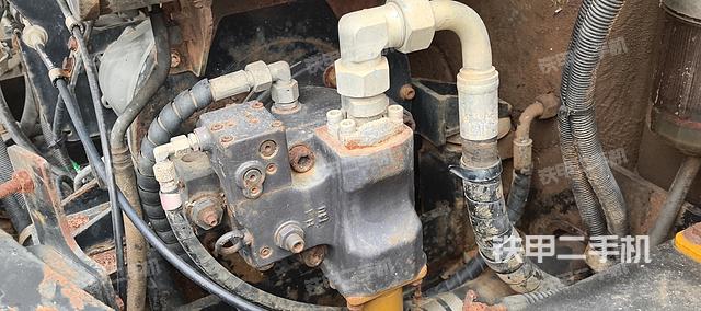 液压泵舱室正面整体（整机外观）