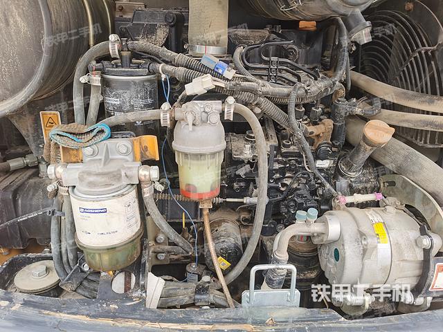 液压泵舱室正面整体（整机外观）