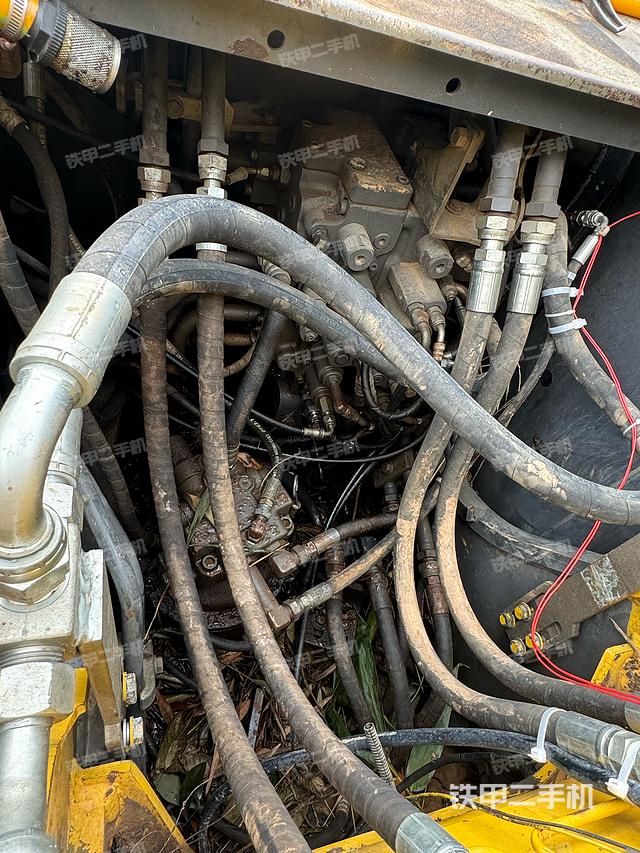 回转马达和主控阀（整机外观）