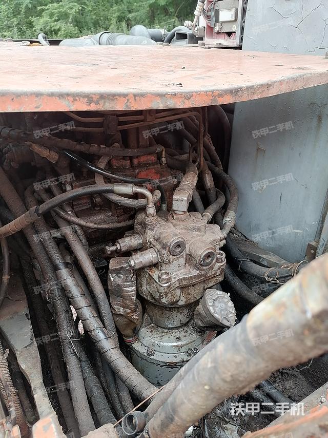 回转马达和主控阀（整机外观）