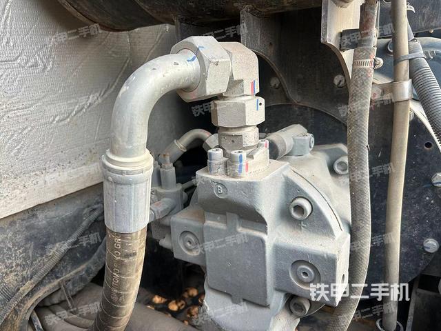 液压泵舱室正面整体（整机外观）