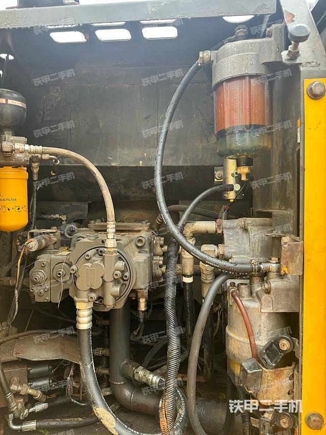 液压泵舱室正面整体（整机外观）