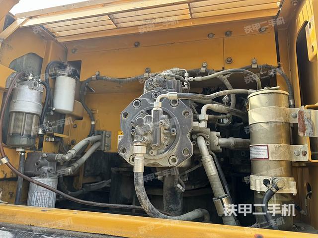 液压泵舱室正面整体（整机外观）