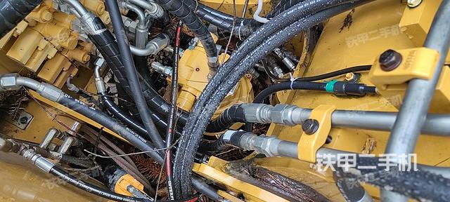 回转马达和主控阀（整机外观）