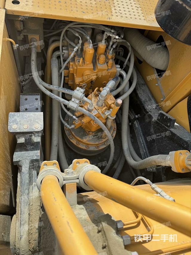 回转马达和主控阀（整机外观）