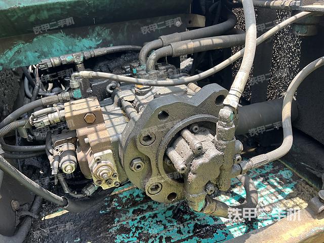 液压泵舱室正面整体（整机外观）