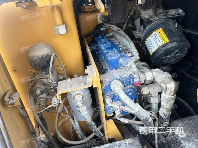 回转马达和主控阀（整机外观）