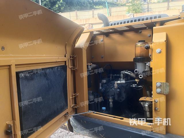 液压泵舱室正面整体（整机外观）