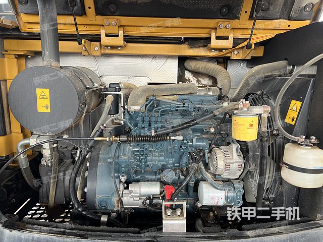 液压泵舱室正面整体（整机外观）