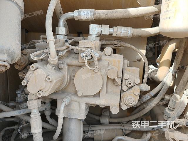 液压泵舱室正面整体（整机外观）