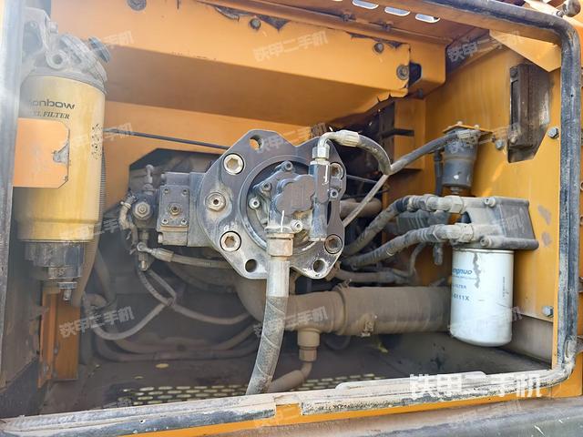 液压泵舱室正面整体（整机外观）