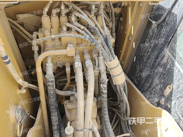 回转马达和主控阀（整机外观）